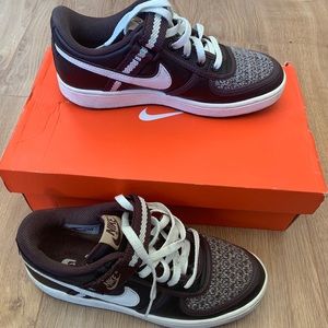 NIKE Women’s VANDOL low lace up sneaker